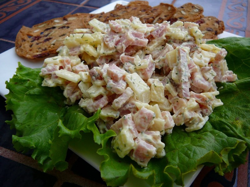 Салат с курицей шампиньонами и помидорами