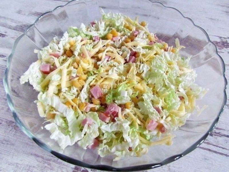 Салат с ветчиной и сухариками