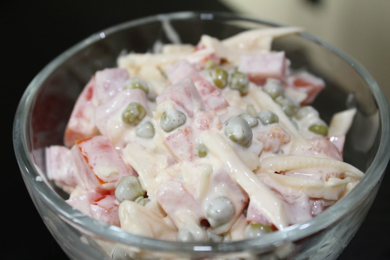 Салат кукуруза, ветчина, огурец перец