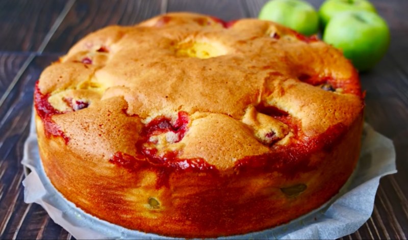 Шарлотка с фруктами