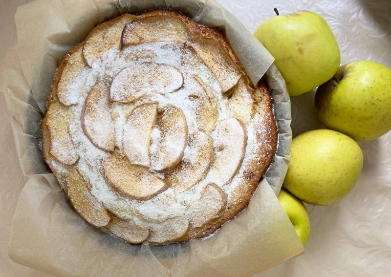 Украшение шарлотки яблоками