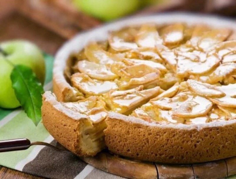 Шарлотка с карамелизированными яблоками в духовке