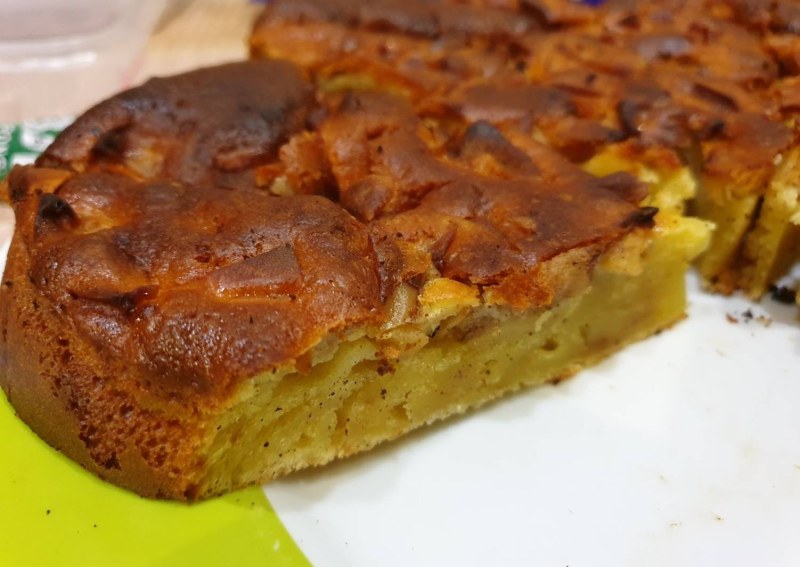 Шарлотка из рисовой муки с яблоками