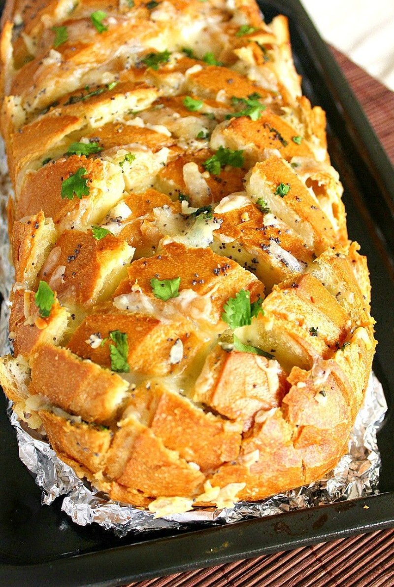 Батон с сыром и чесноком в духовке