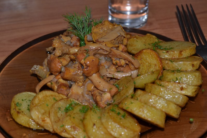 Молодой картофель с лисичками