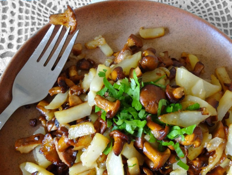 Лисички грибы с картошкой жареные
