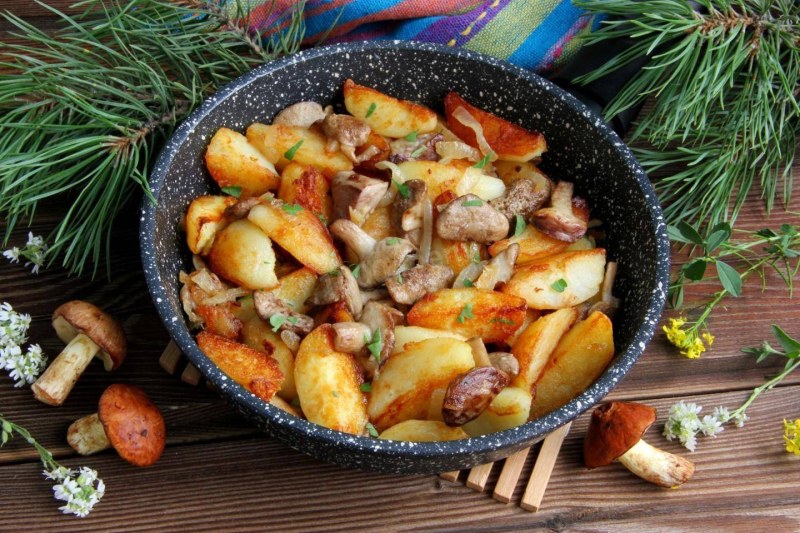 Жареная картошка с лисичками