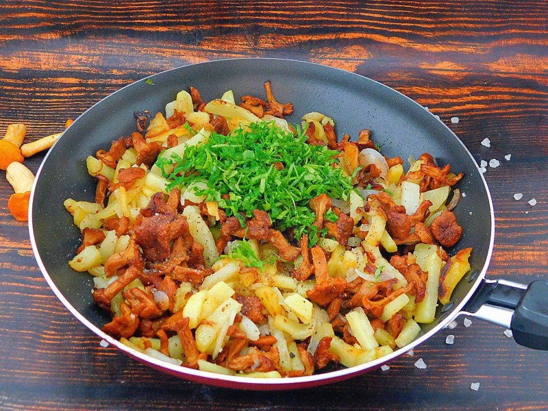 Лисички с картошкой в сметане