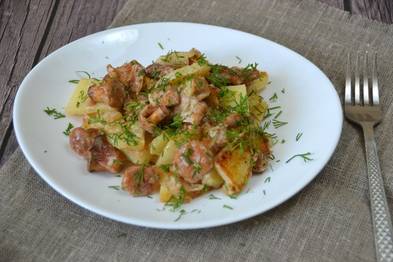 Лисички грибы с картошкой жареные