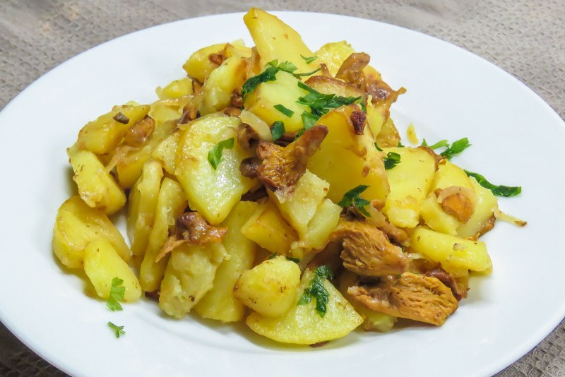 Лисички с картошкой в сметане
