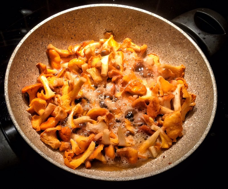 Лисички грибы с картошкой жареные