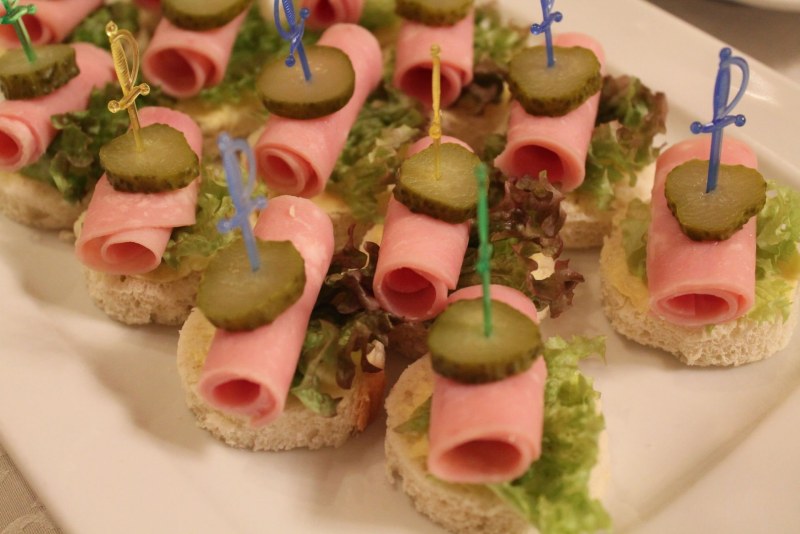 Канапе с колбасой и сыром