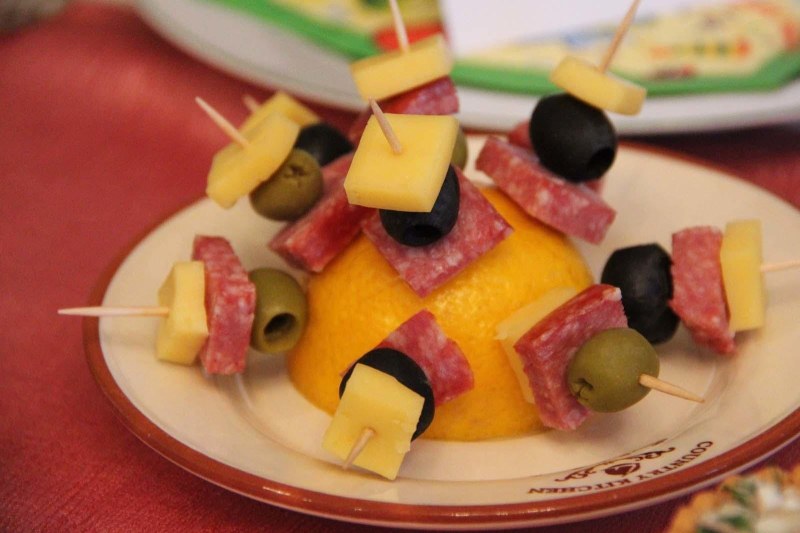 Канапе из сыра и колбасы и оливок