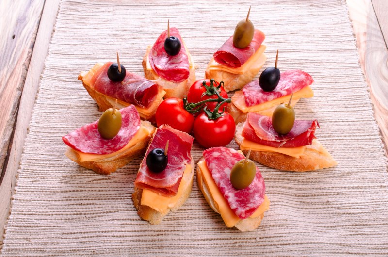 Бутерброды с колбасой и маслинами