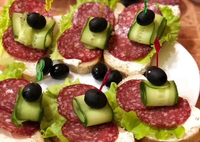 Канапе с копченой колбасой