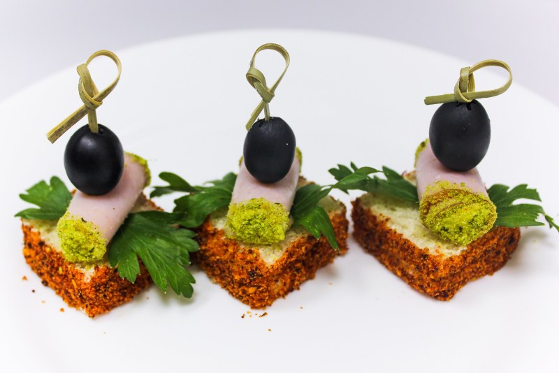 Канапе с корнишонами