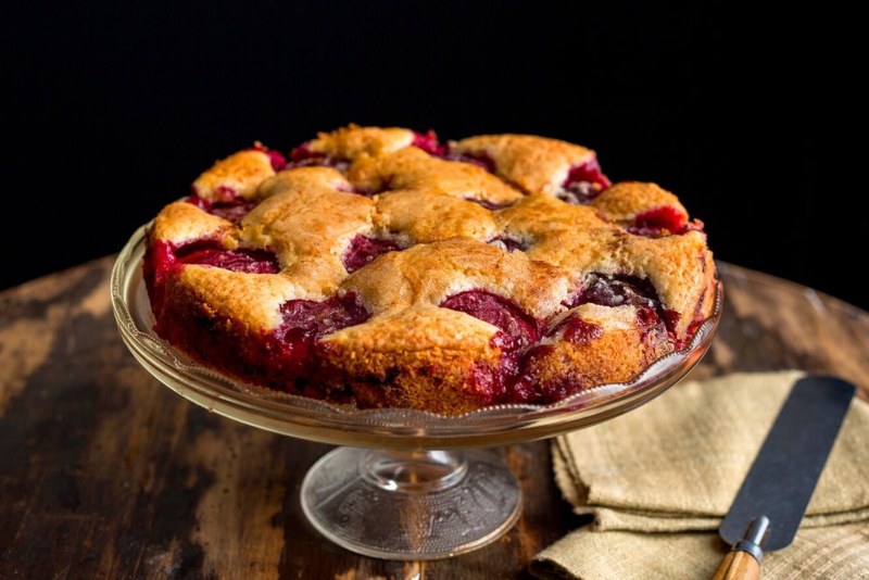 Пирог с яблоками и сливами