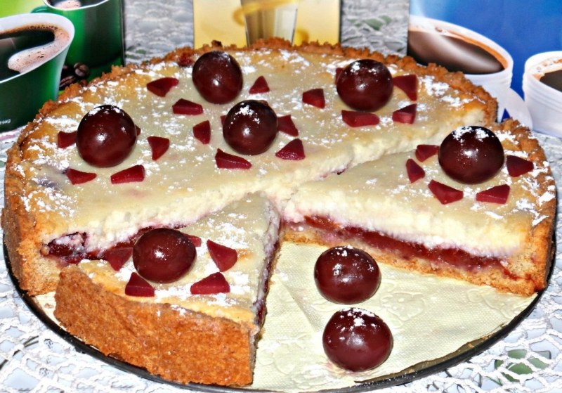 Сливовый пирог с меренгой