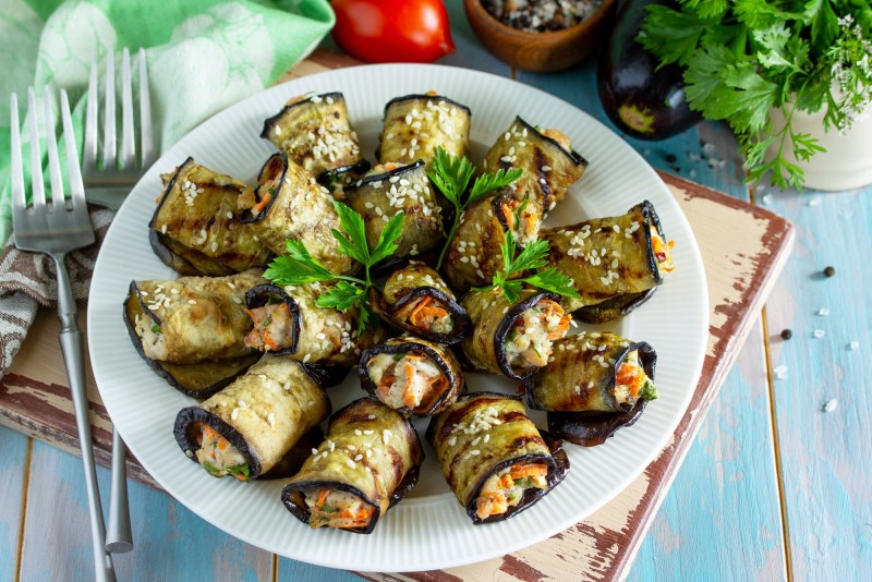 Рулетики из баклажанов с грецкими орехами и сыром и чесноком