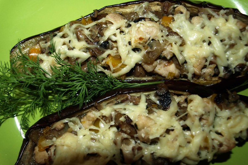 Запеченные баклажаны с грибами