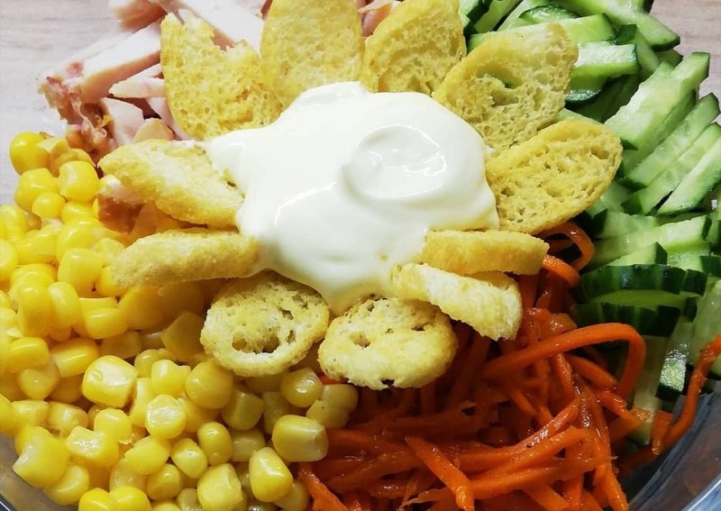 Салат курица морковь сухарики