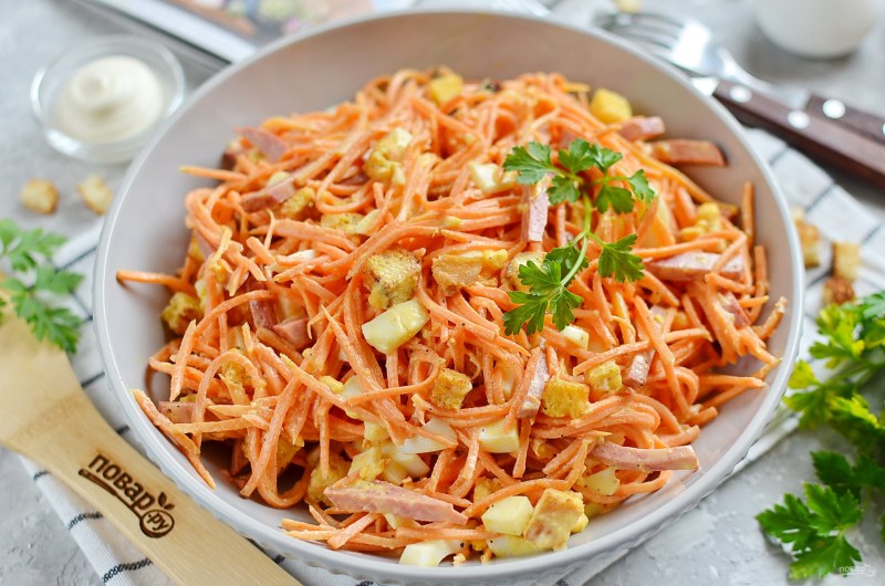 Салат с корейской морковью и сухариками