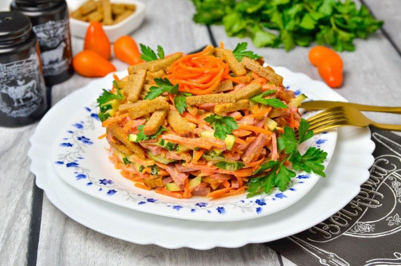 Салат с морковкой и кукурузой