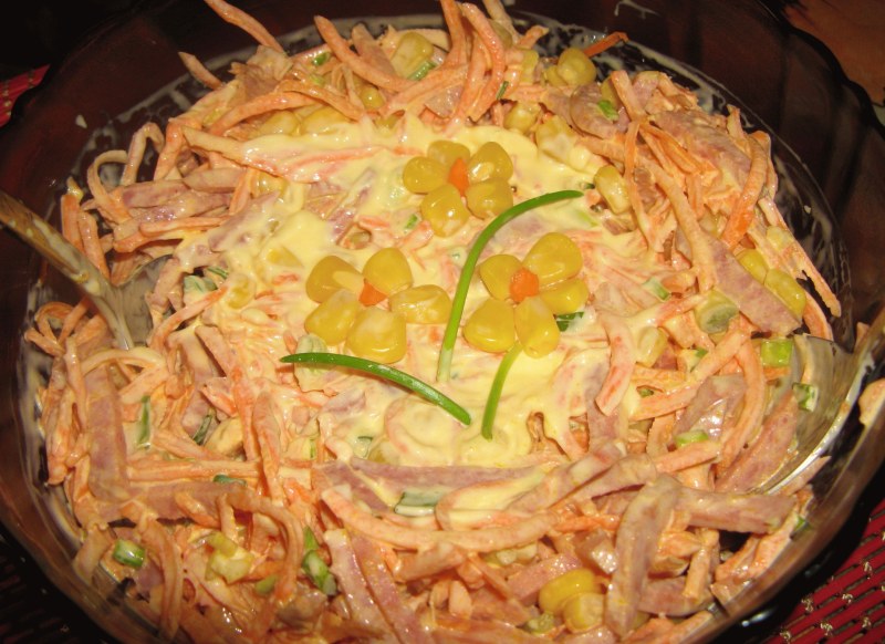 Салат "Венеция" с корейской морковью и копченой колбасой