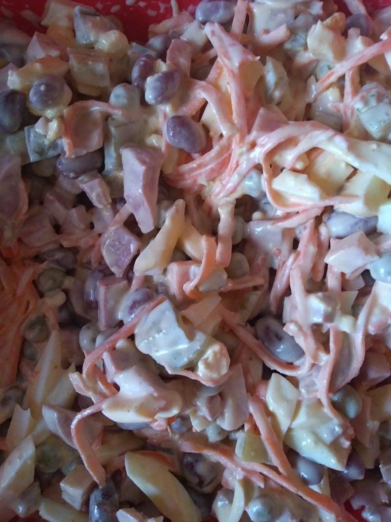 Салат с корейской морковью и колбасой
