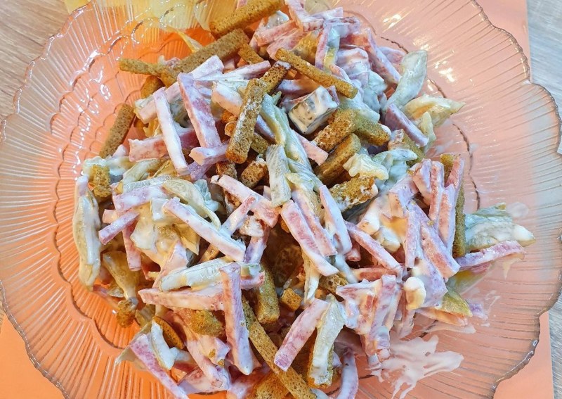 Салат с солёными огурцами