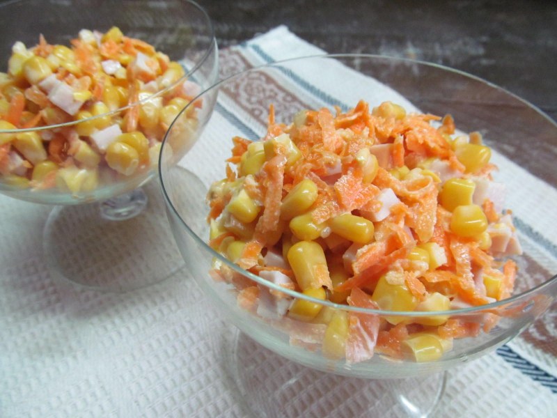 Салат с кириешками и кукурузой и копченой курицей