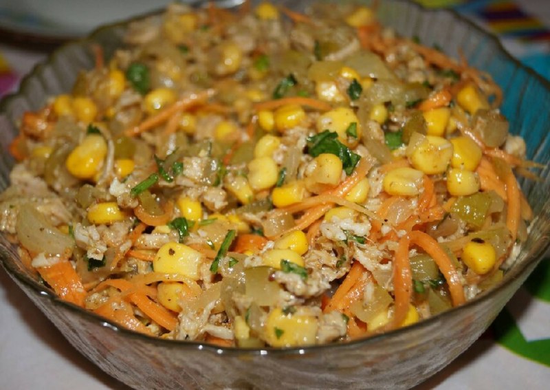 Салат с морковью пармезаном и сухариками