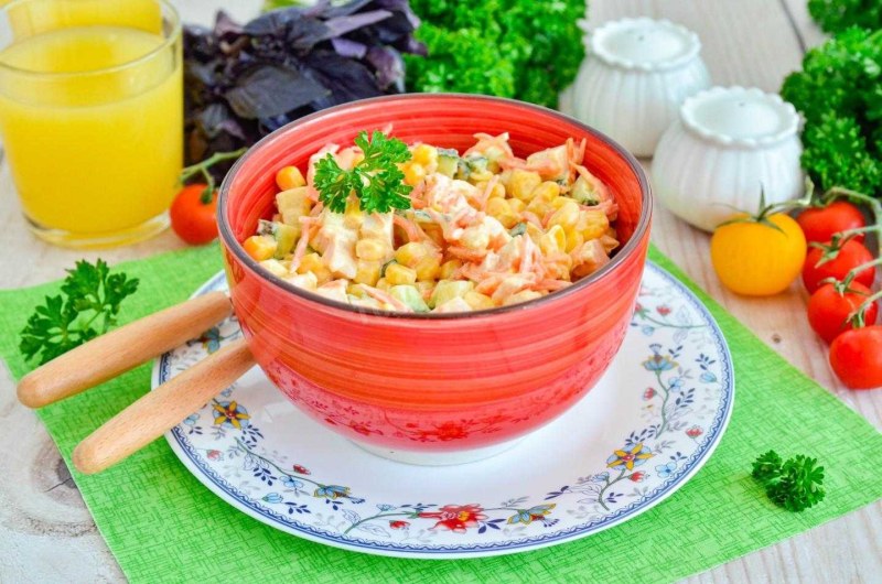 Салат из копчёной курицы с корейской морковкой и кукурузой