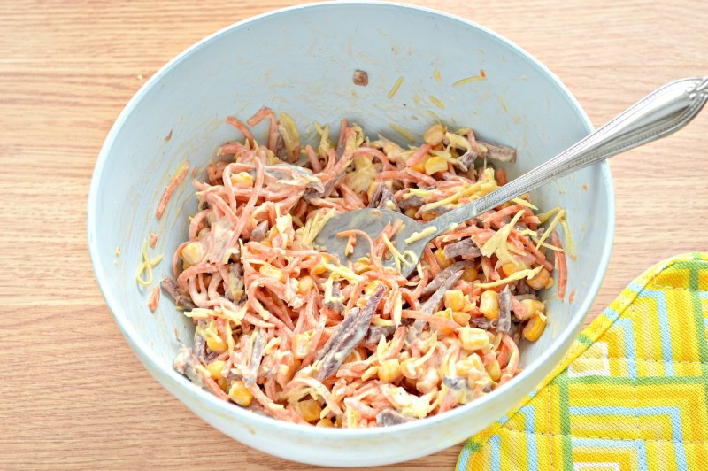 Салат с копченым сыром