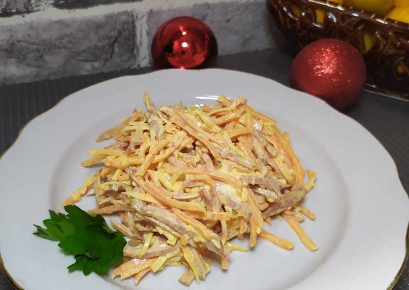 Салат с колбасой