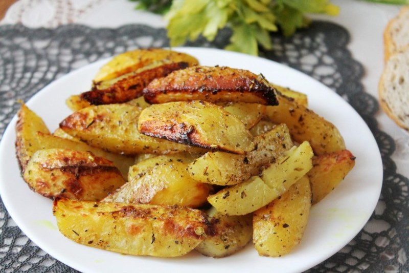 Запеченные картофельные дольки