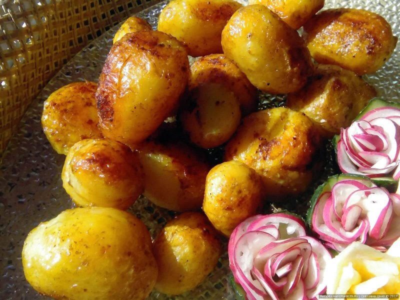 Картофель запеченный с чесноком
