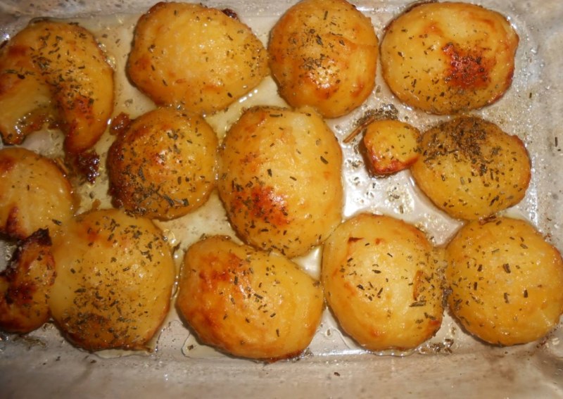 Молодой картофель запечённый в духовке в кожуре с чесноком