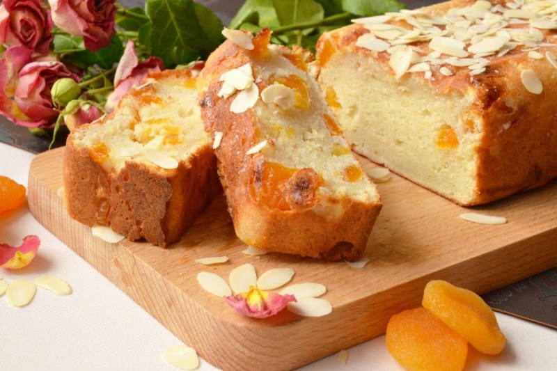 Кекс творожный с курагой