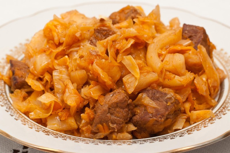 Тушёная капуста с картошкой и мясом