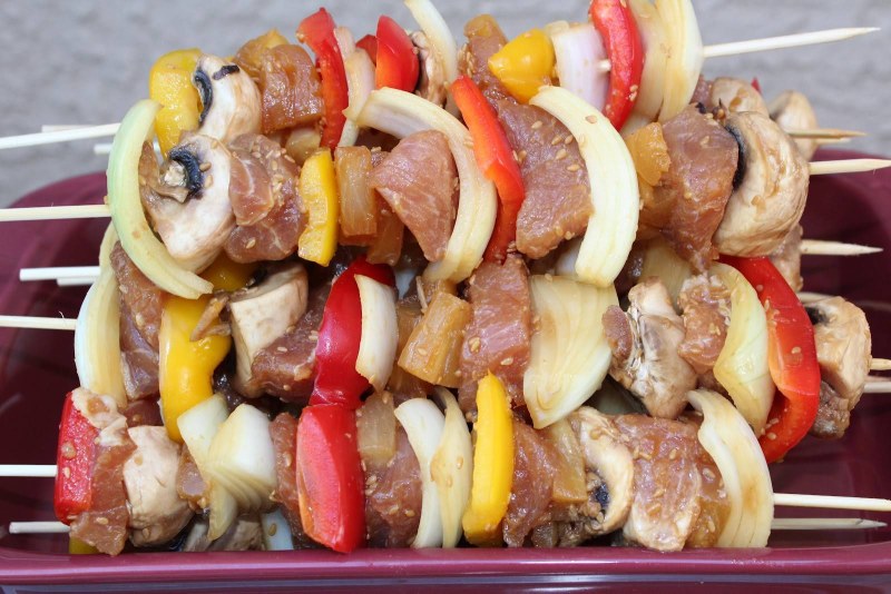 Шашлык с маринованным луком