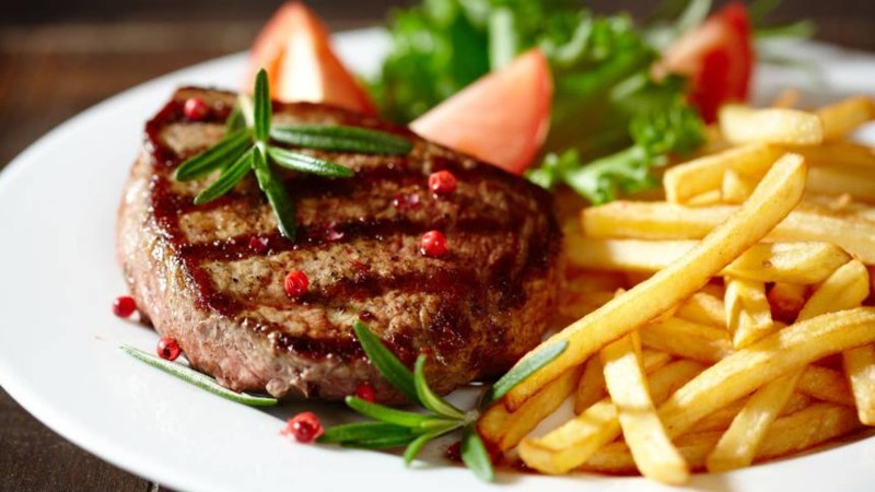 Мясо гриль на тарелке