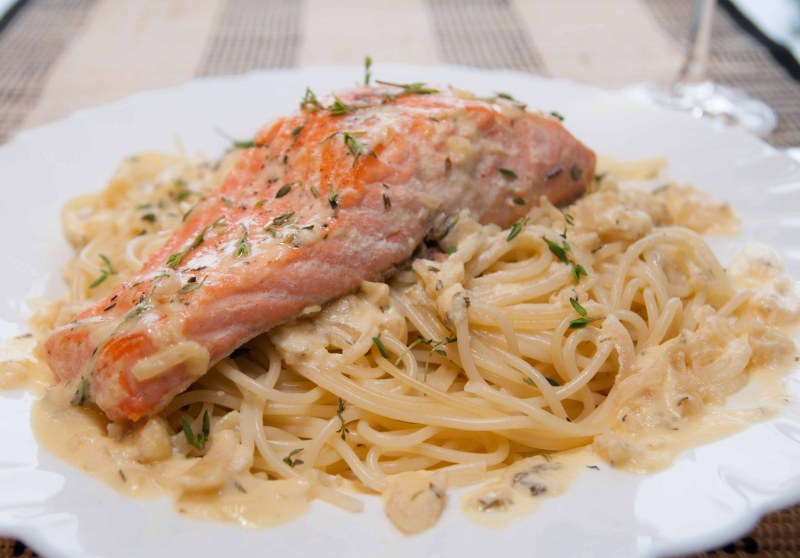 Жареная рыба с макаронами
