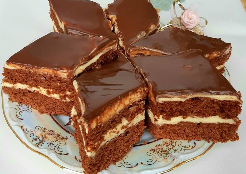 Бисквитный торт с шоколадом и орехами