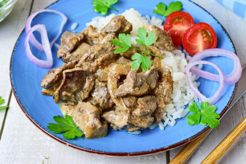 Печень куриная тушеная