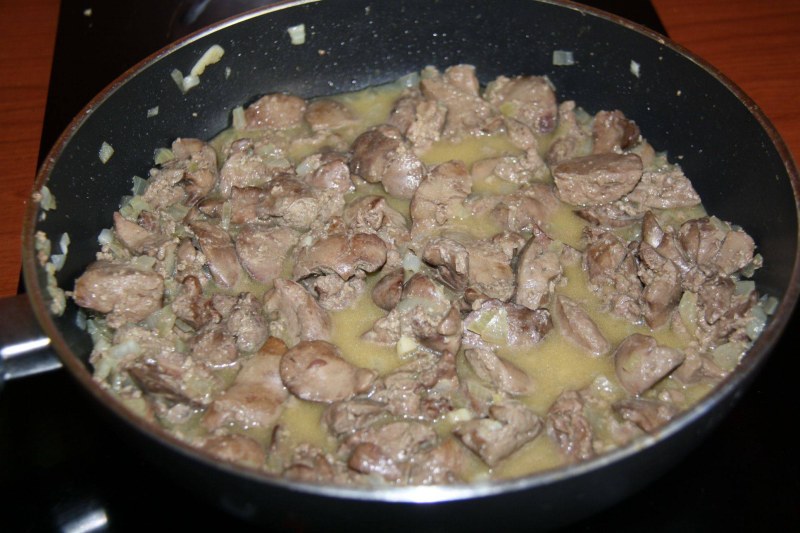 Куриная печень в сметане на сковороде