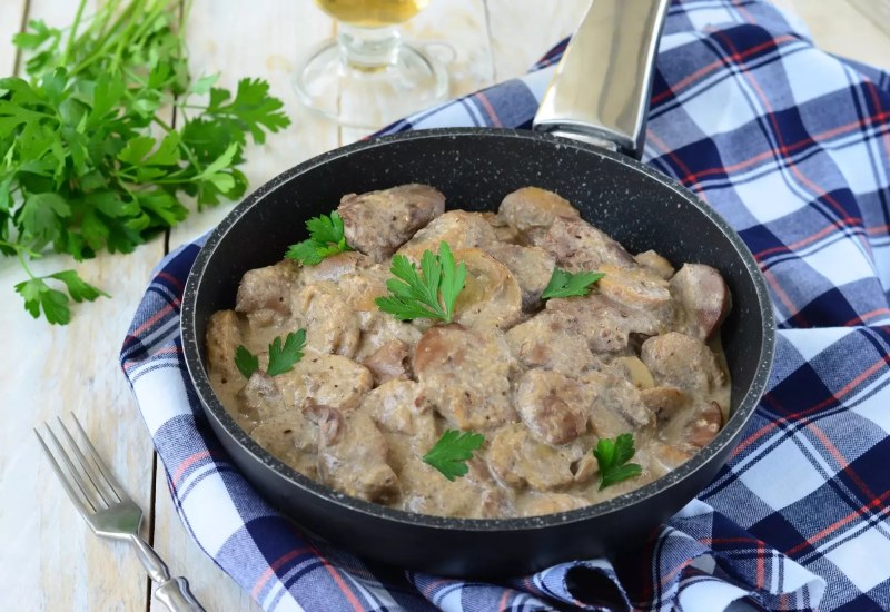 Печень куриная в сметанном соусе