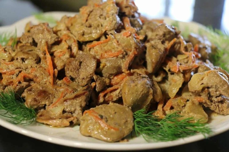 Печень куриная в сметане с луком и морковью