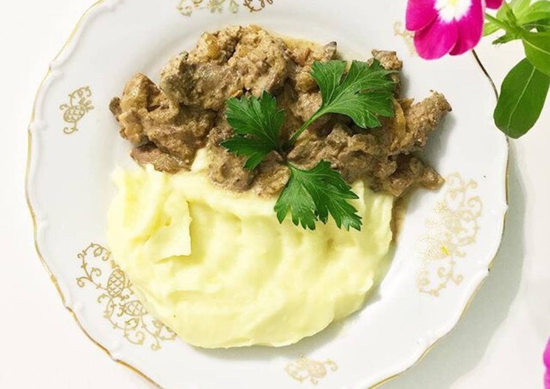 Бефстроганов из печени с пюре