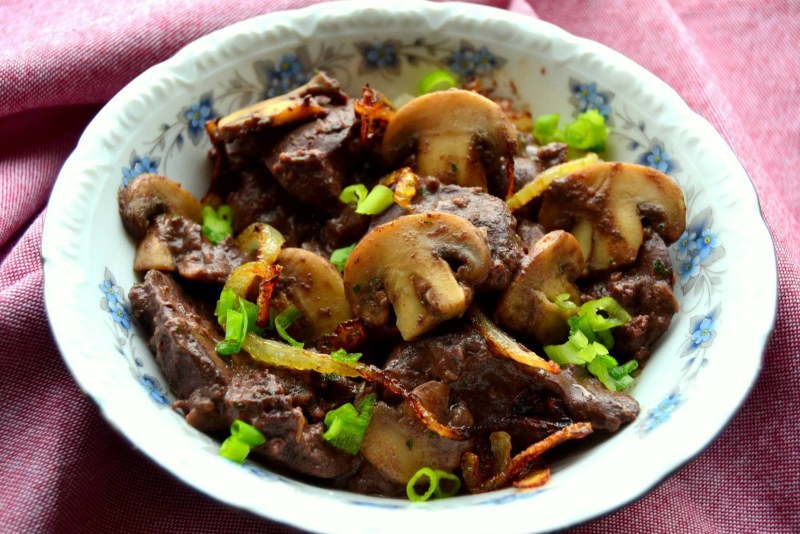 Куриная печенка с грибами
